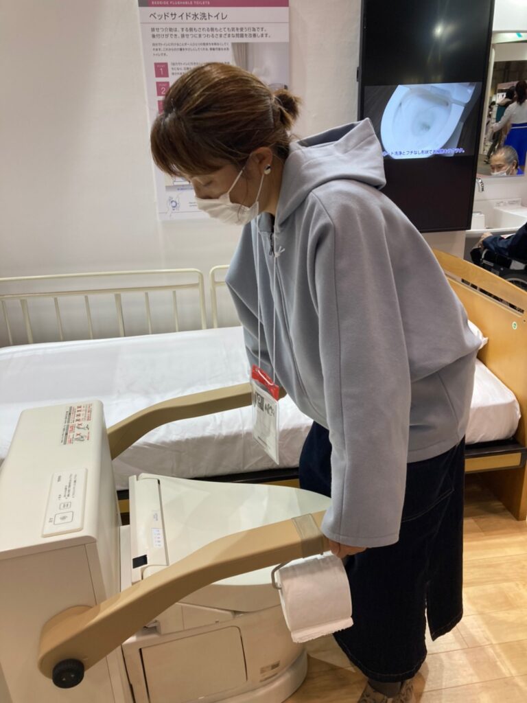 [TOTO]広告まんが制作事例　ベッドサイド水洗トイレ 展示商品